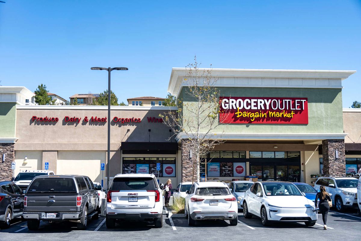 New California grocery store draws overnight crowd with deals, gift card giveaway