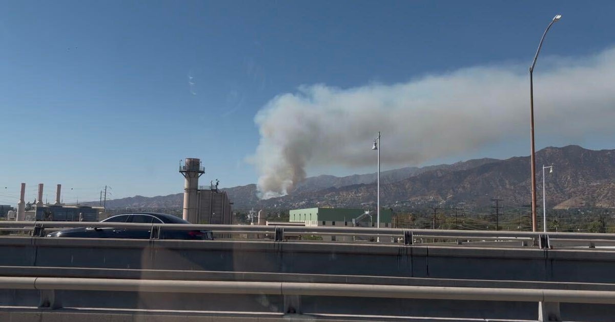 Brush fire burning near Wildwood Canyon in Burbank prompts evacuation orders, warnings