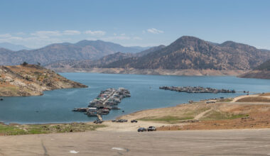 California's Dazzling Sierra Nevada Lake Under An Hour From Fresno Has Blue Waters, Fishing, And Mountain Views