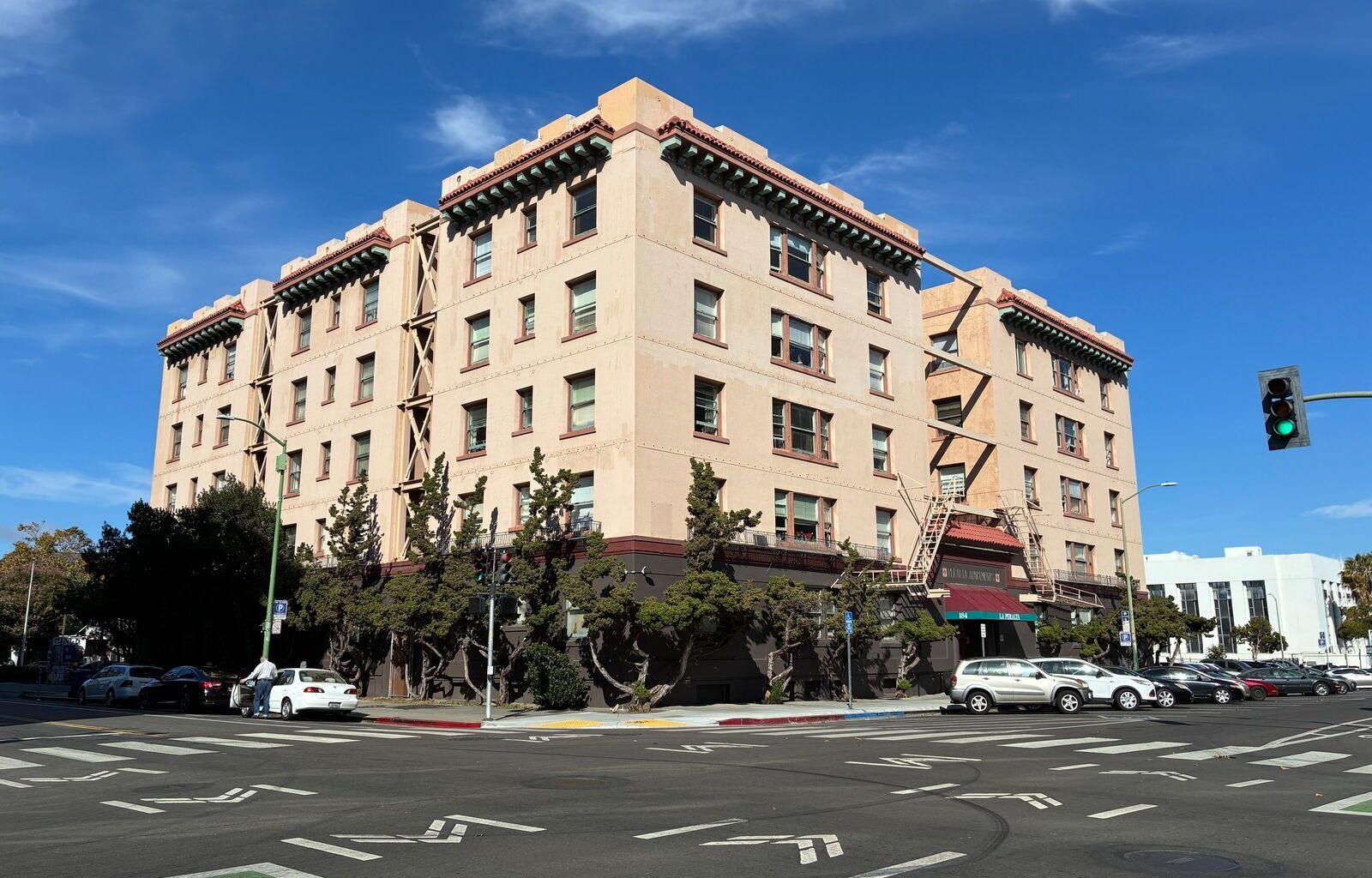 2 months of broken elevators prompts Oakland to sue major landlord