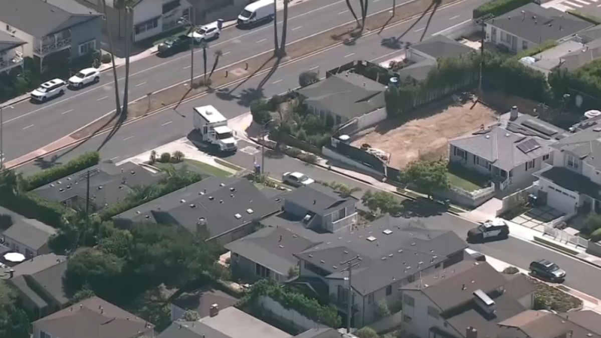 Bomb squad investigates possible explosive device in Manhattan Beach – NBC Los Angeles