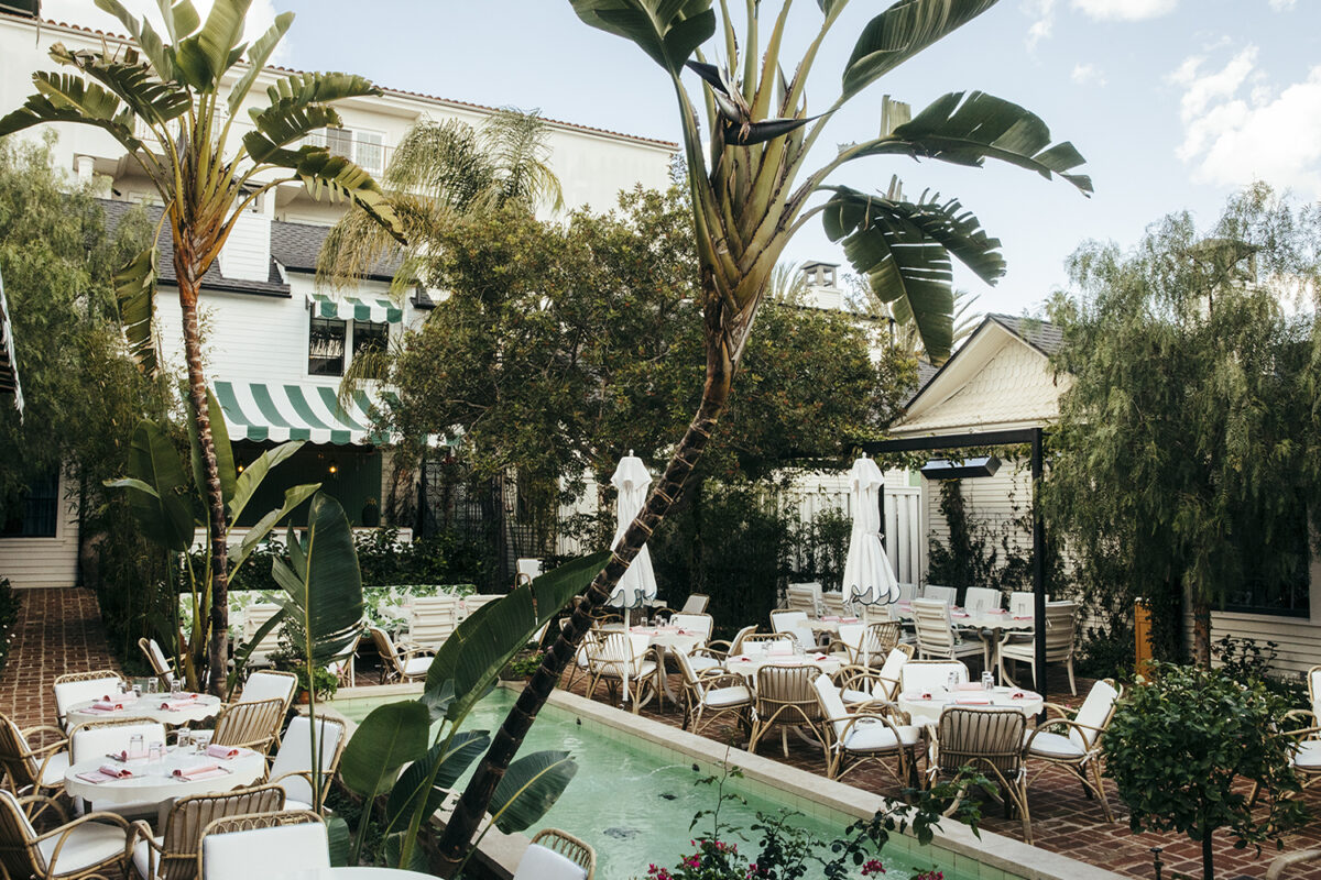 The courtyard of the San Vincente Bungalows