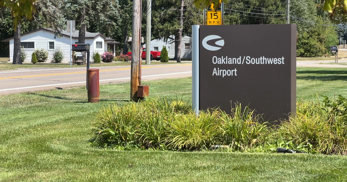 Teens riding e-bikes on runway cause pilot to abort landing at Oakland County airport