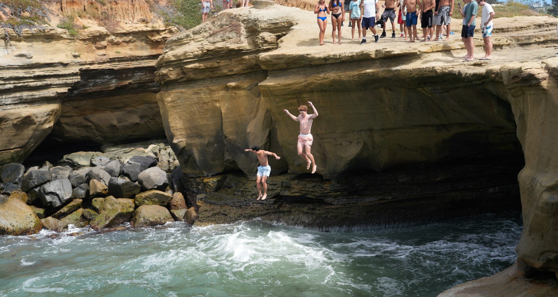 Sunset Cliff jumpers draw ire of residents, law enforcement
