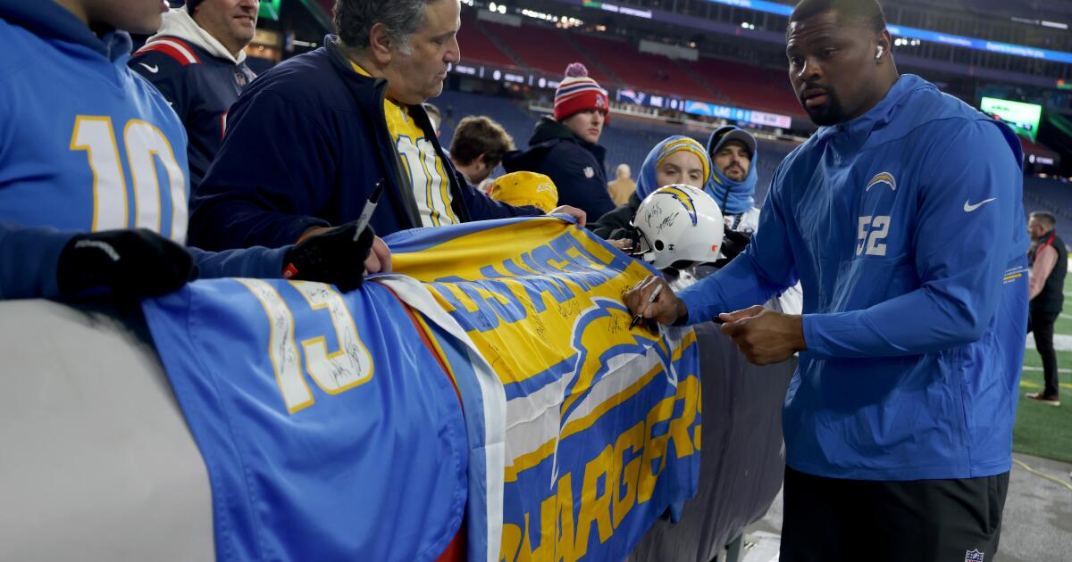 "I try to motivate': How Khalil Mack impacts Chargers teammates
