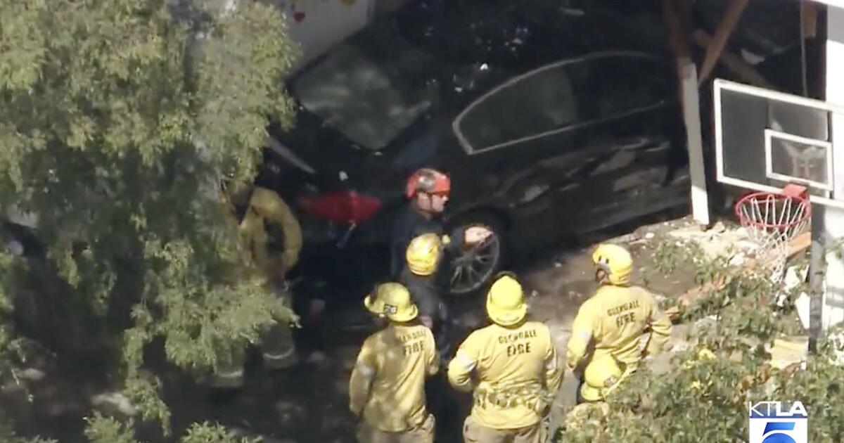 Children hurt after vehicle slams into Glendale preschool