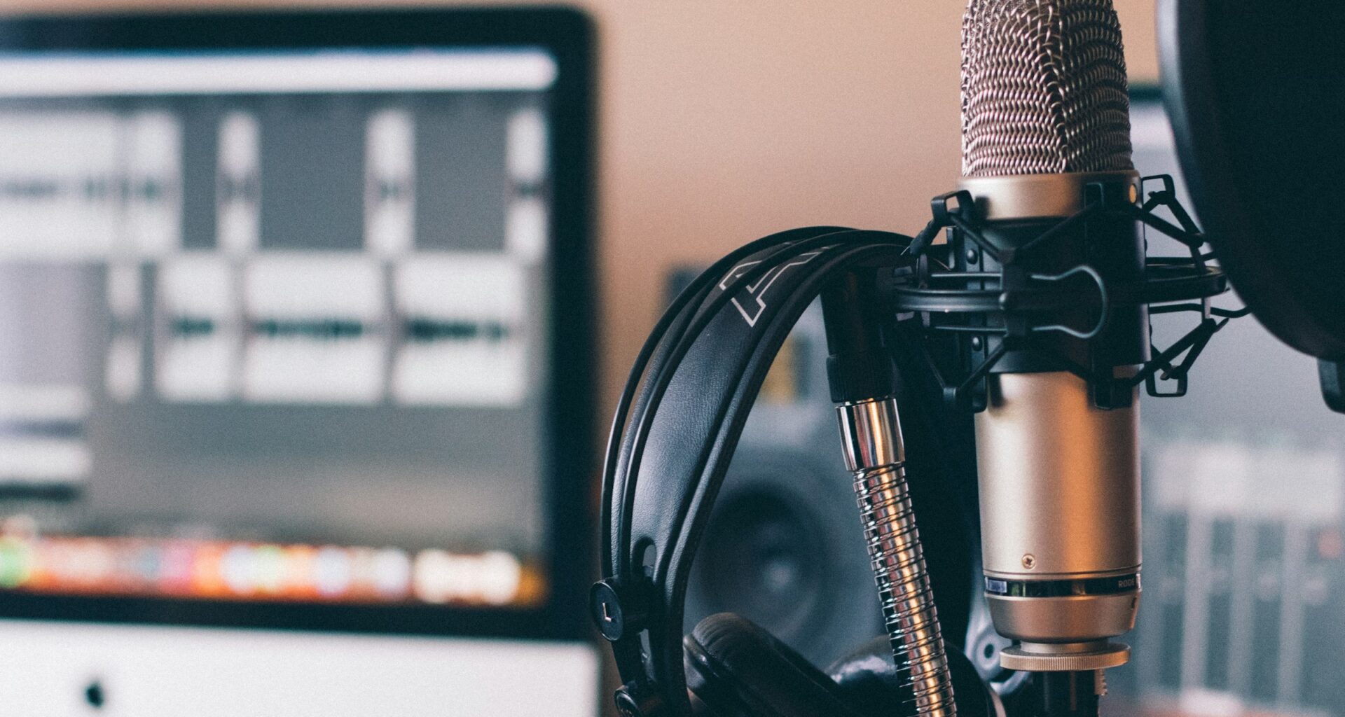 Best Los Angeles Podcasts to Add to Your Commute