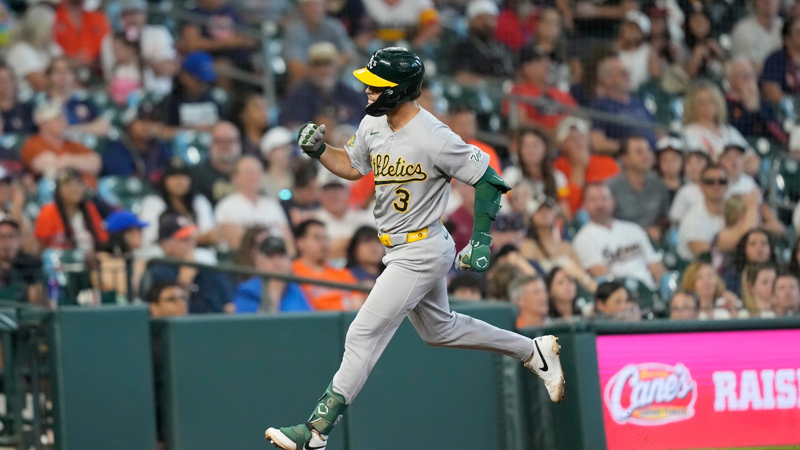 Muncy's solo homer caps off A's rally as Oakland beats Houston 7-6