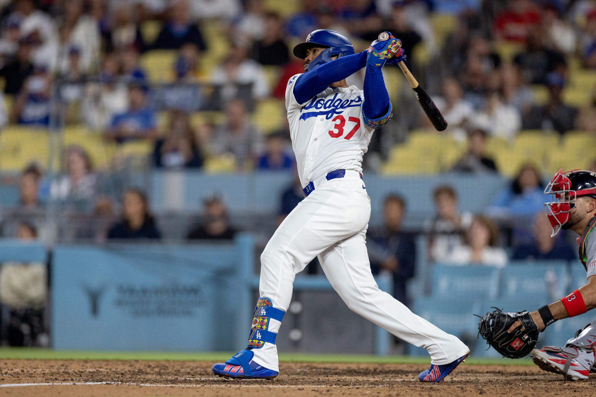 Teoscar Hernández hits a walk-off double against the St. Louis Cardinals at Dodger Stadium.