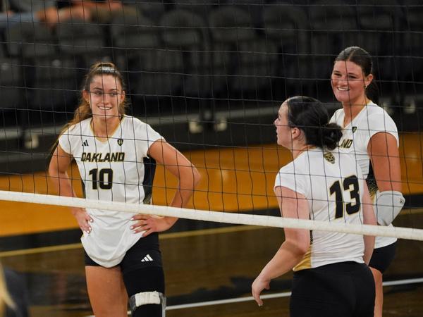 Oakland Drops to Valparaiso in Four Sets