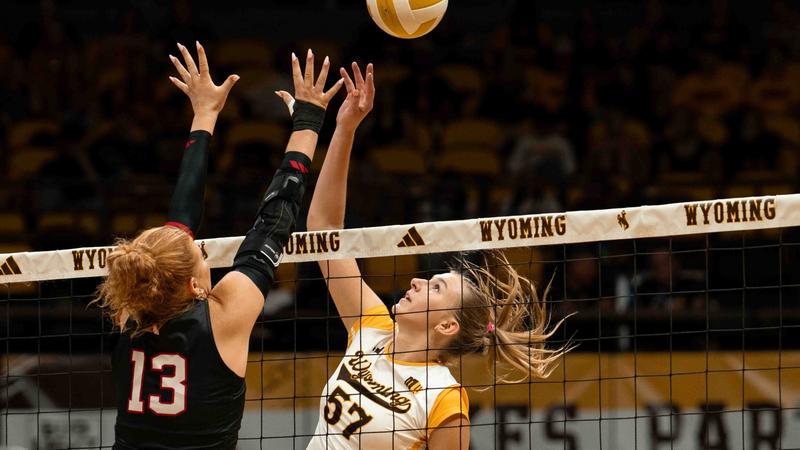 Cowgirls Drop Five-Setter Against Long Beach State