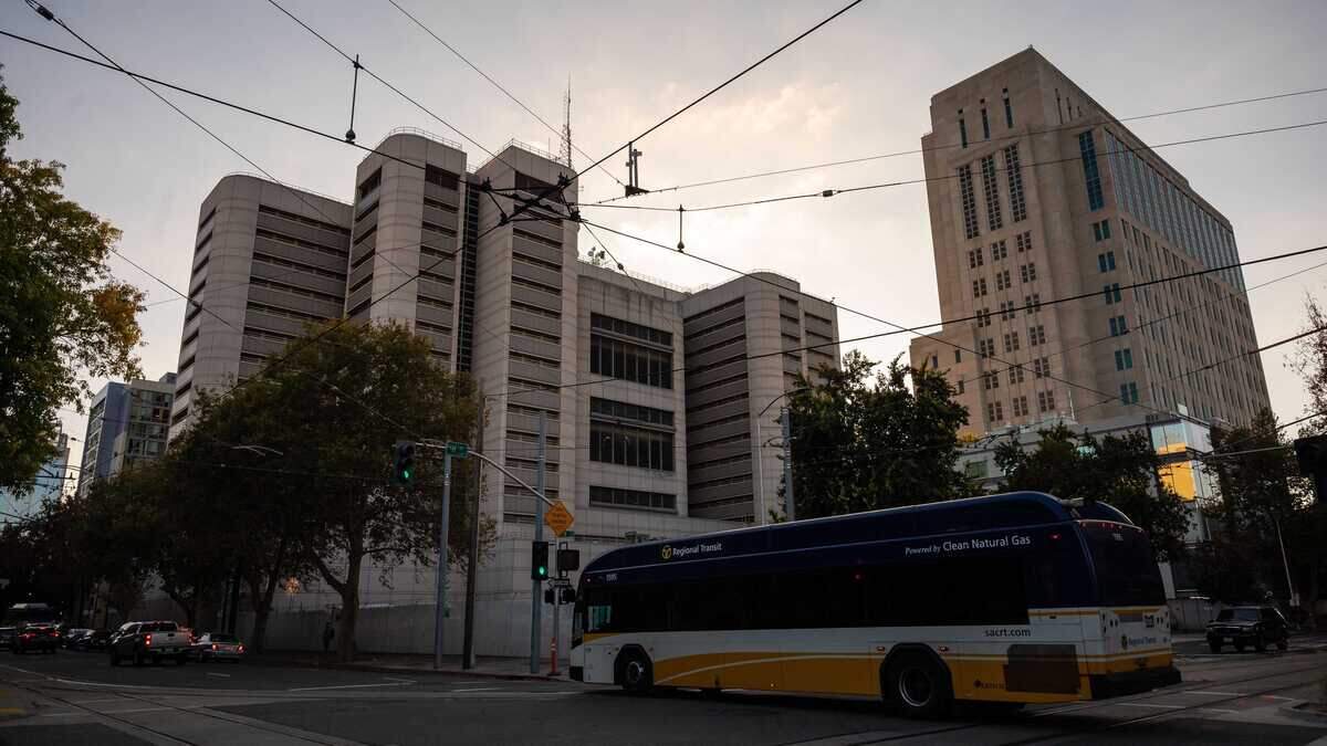 A Sacramento Regional Transit bus powered by compressed natural gas crosses H and Seventh streets in downtown Sacramento in 2021. RT is buying 78 new natural gas buses as the agency faces funding, infrastructure and technology challenges in its transition to a zero-emission fleet. A Sacramento Regional Transit bus powered by compressed natural gas crosses H and Seventh streets in downtown Sacramento in 2021. RT is buying 78 new natural gas buses as the agency faces funding, infrastructure and technology challenges in its transition to a zero-emission fleet.