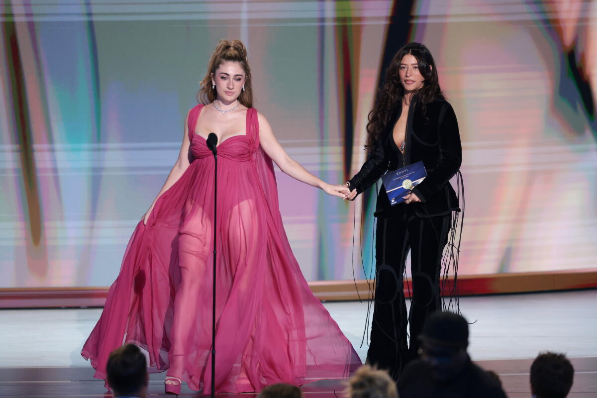 Odessa A'zion, right, with Rachel Sennott at the Emmy Awards.