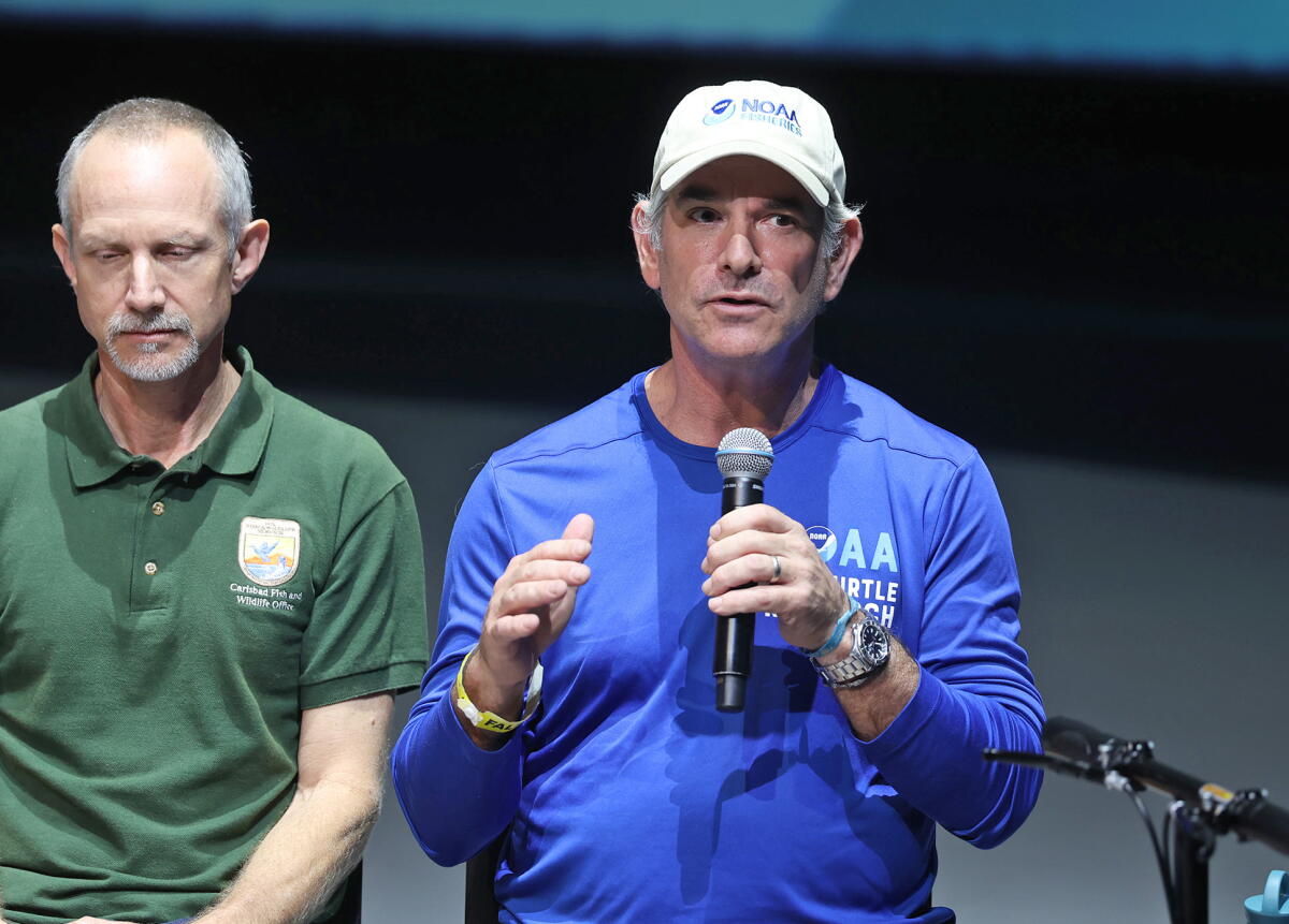 Marine ecologist Jeff Seminoff, right, with Fish and Wildlife biologist Jonathan Snyder.