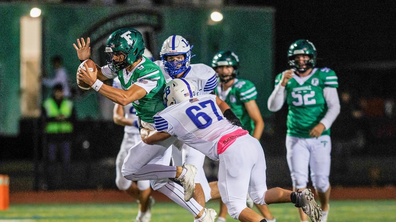Farmingdale football's Nick Toto throws 3 TDs, Dalers outlast Long Beach in the rain