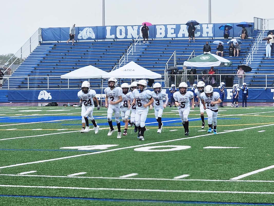Walker 10s battle through rain for 6-0 victory