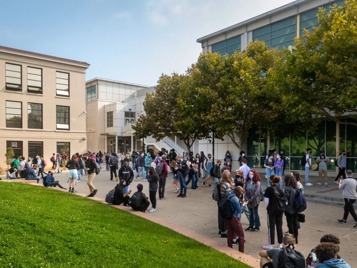 Berkeley Unified cell phone policy taking shape: ‘Bell-to-bell’ ban for middle schools, new rules for smart watches and headphones