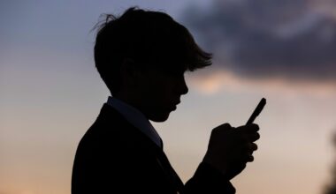 California enacts new curbs on social media for children