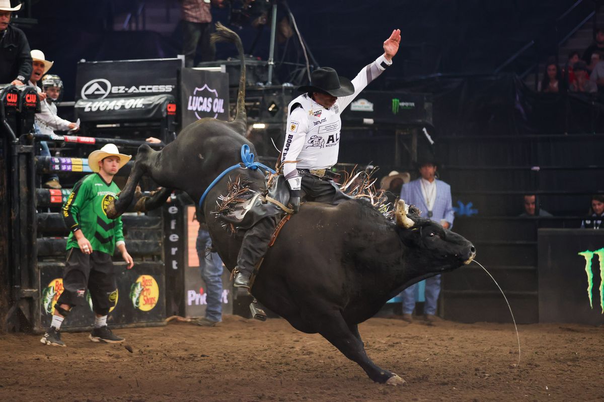 Arizona Ridge Riders Eduardo Aparecido rides Arizona Ridge Riders Eduardo Aparecido rides