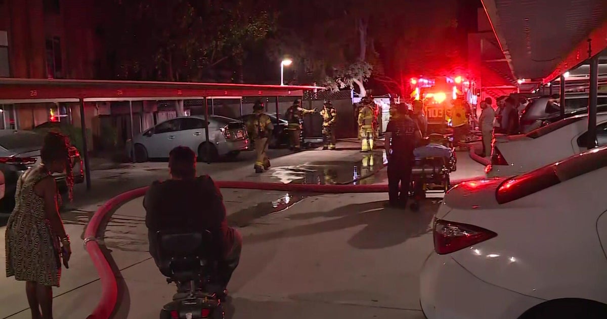 Sacramento County apartment fire kills man, injures firefighter