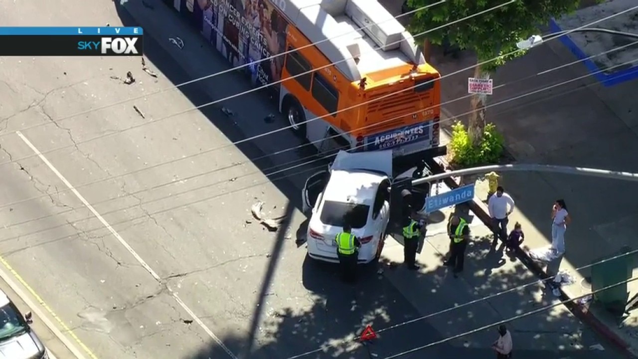 6 hurt in 3-vehicle crash in Reseda