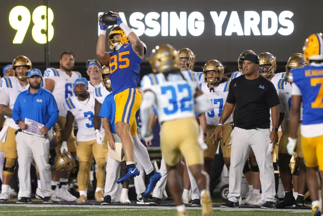 Sep 5, 2026; Berkeley, California, USA; California Golden Bears tight end Mason Mini (85) catches a pass against the UCLA Bruins during the second quarter at California Memorial Stadium. Mandatory Credit: Darren Yamashita-Imagn Images