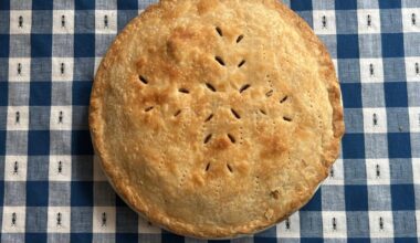 The apple pie (alongside mom) became the symbolic food of a nation