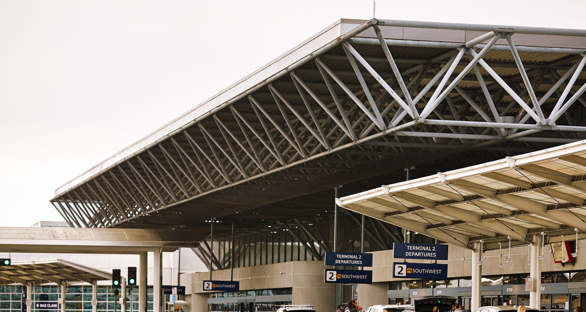 OAK readies for Labor Day travel surge, announces first-ever iHeartRadio “OAK Suitcase Party” giveaway