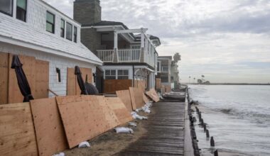 High tide, intense waves damage boardwalk, prompt evacuations in Long Beach – Pasadena Star News