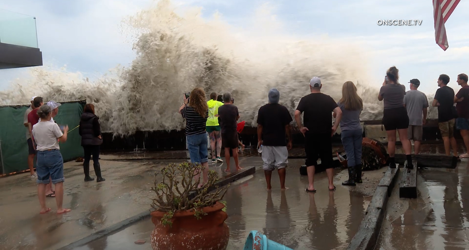 Massive Waves Flood Long Beach Peninsula – ONSCENE.TV