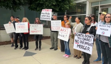 Protesters rally to stop Paramount-Warner Bros. merger – NBC Bay Area
