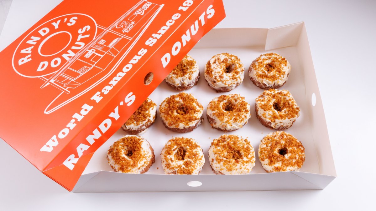 Randy’s Donuts is in full pumpkin (and pistachio) mode for fall – NBC Los Angeles