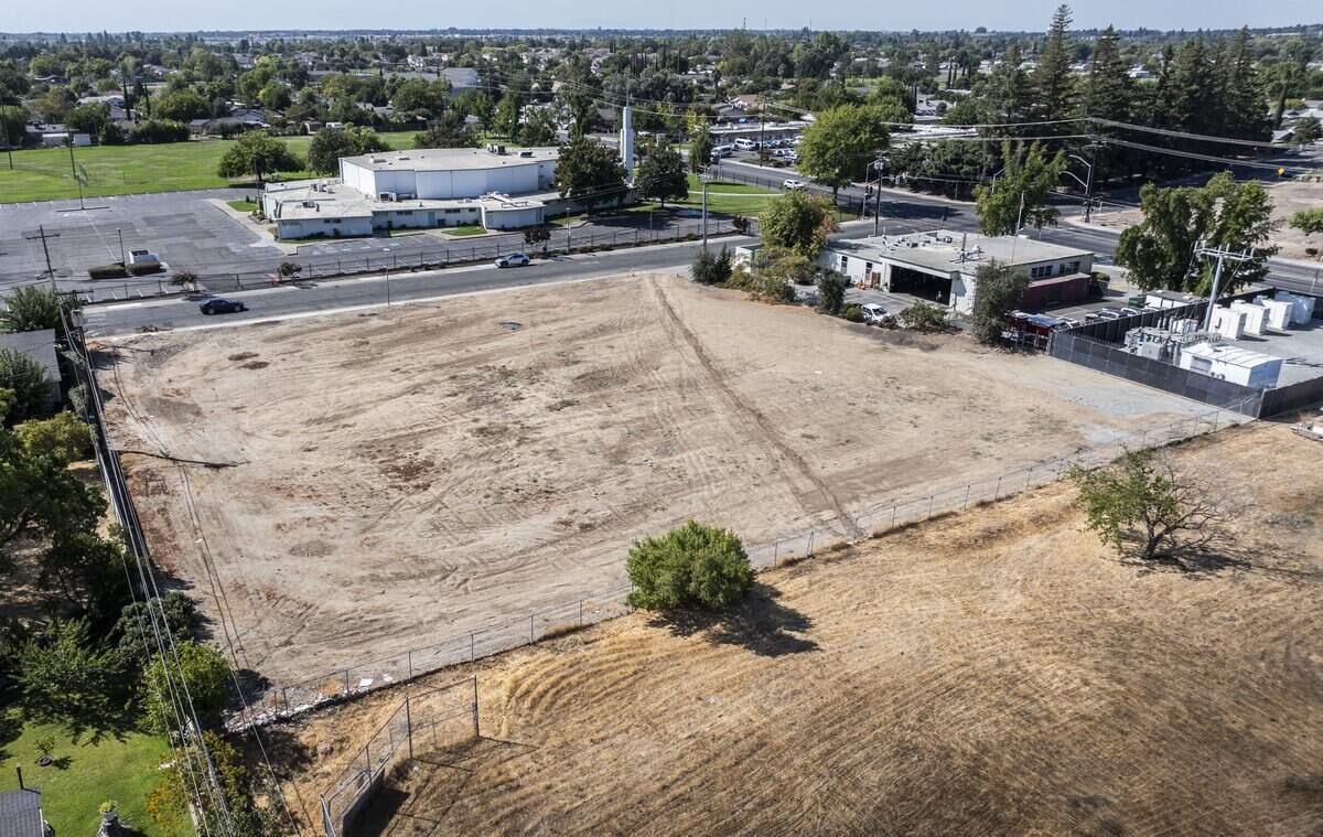 A city-owned lot stands vacant on Friday, Sept. 12, 2025, behind Fire Station 16 on Gardendale Road near 24th Street in Sacramento's Meadowview neighborhood. The property is the proposed location for tiny homes for the homeless.