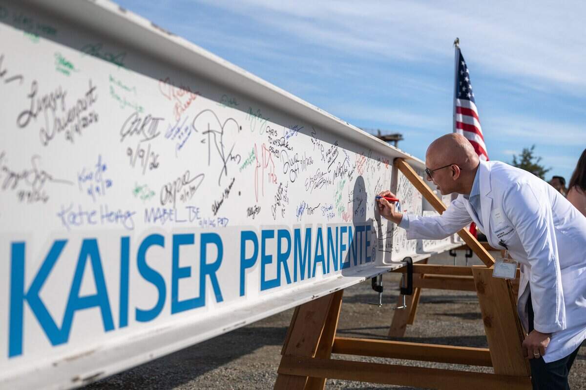 Cardiac Electrophysiologist Amit Shah signs his name on the last piece of steel beam during the Kaiser Permanente new Railyards Medical Center’s “topping-out” ceremony in Sacramento on Wednesday, Sept. 9, 2026.