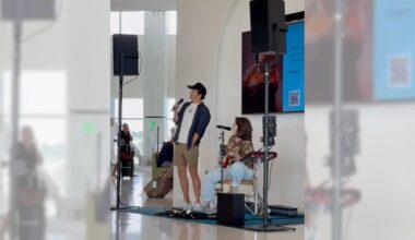 Jason Mraz surprises San Diego airport passengers with performance in Terminal 1 – San Diego Union-Tribune
