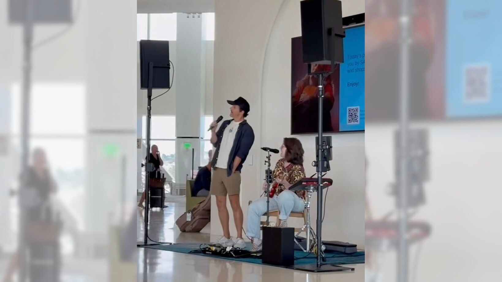 Jason Mraz surprises San Diego airport passengers with performance in Terminal 1 – San Diego Union-Tribune