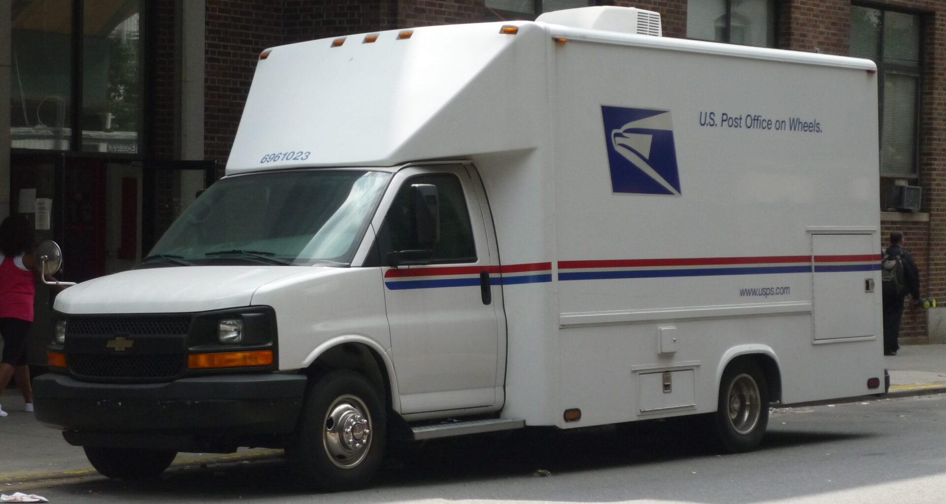 Fresno mail carrier arrested for not delivering 8,500 letters