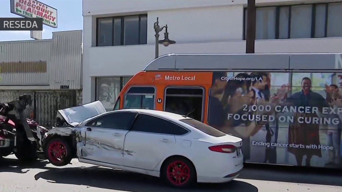 6 hurt in 3-vehicle crash involving Metro bus in Reseda – NBC Los Angeles
