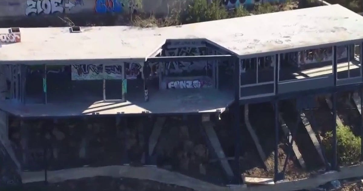 Abandoned hillside home worries Studio City neighbors