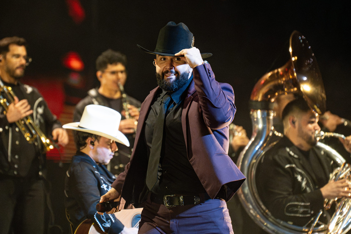Carín León tips his hat during a concert at Desert Diamond Arena on Sept. 25, 2026.