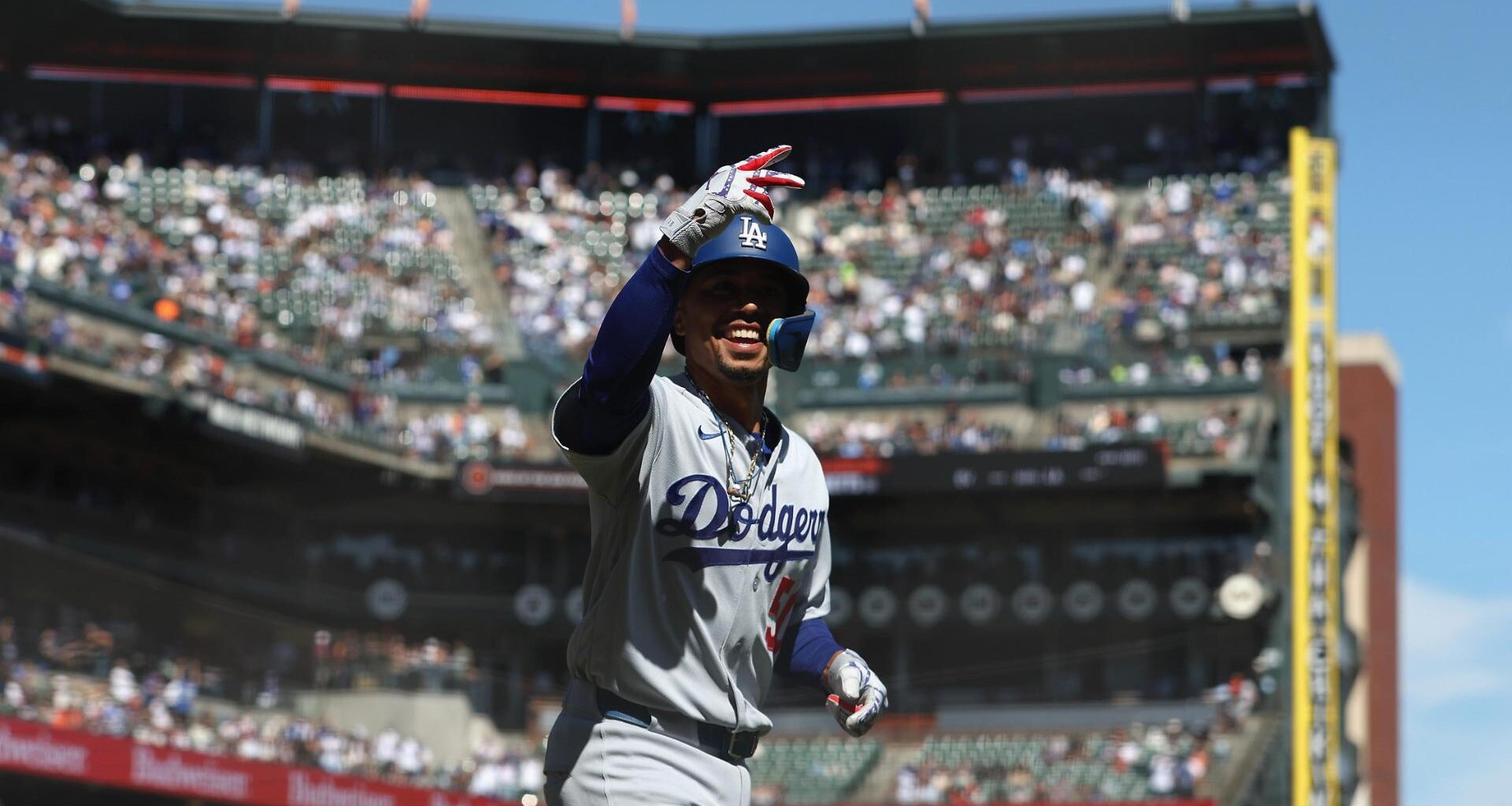 Kiké Hernández hits tiebreaking home run leading off 9th to lift Dodgers over Giants 4-3
