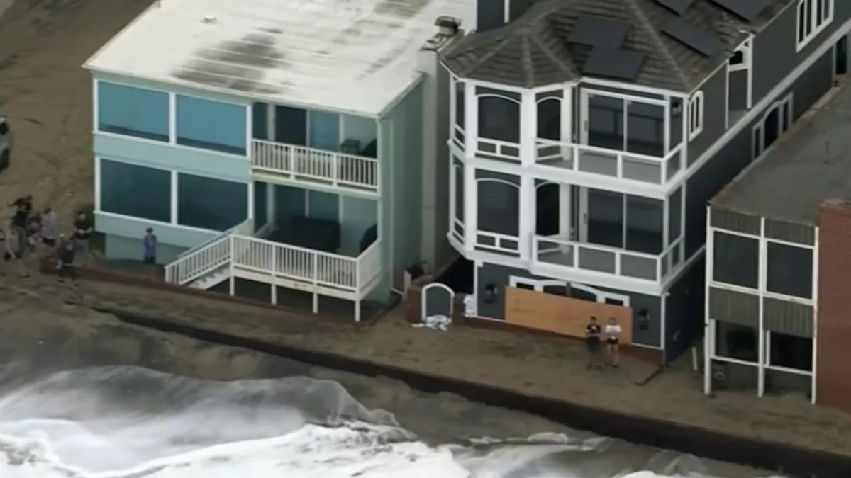 Long Beach Homes Are at Risk as Ocean Rises, Crews Race to Rebuild Defenses