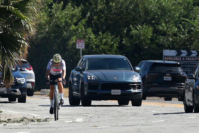Contributor: Sacramento's micromanaging of a single lane in the Hollywood Hills