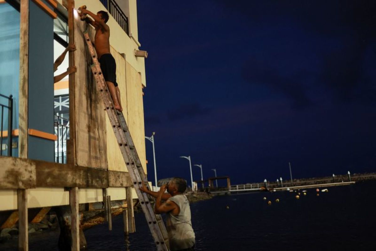 Hurricane Polo lashes Mexico's Baja California Sur, carries on toward mainland
