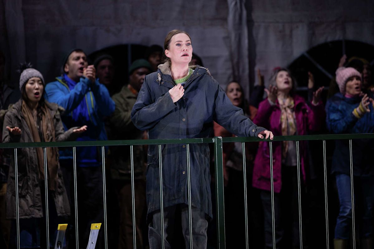 Review: San Francisco Opera makes a thrilling case for ‘Mary, Queen of Scots'