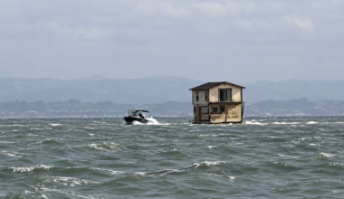 Two-Story House Tows Across San Francisco Bay and Fishermen Are Baffled (Video)