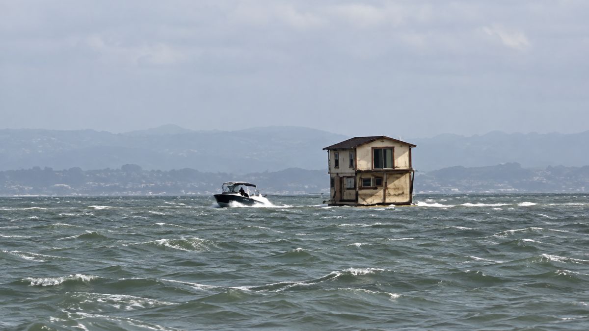 Two-Story House Tows Across San Francisco Bay and Fishermen Are Baffled (Video)