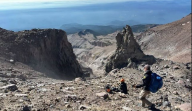 Climbers stranded on California mountain after relying 'too much on AI'