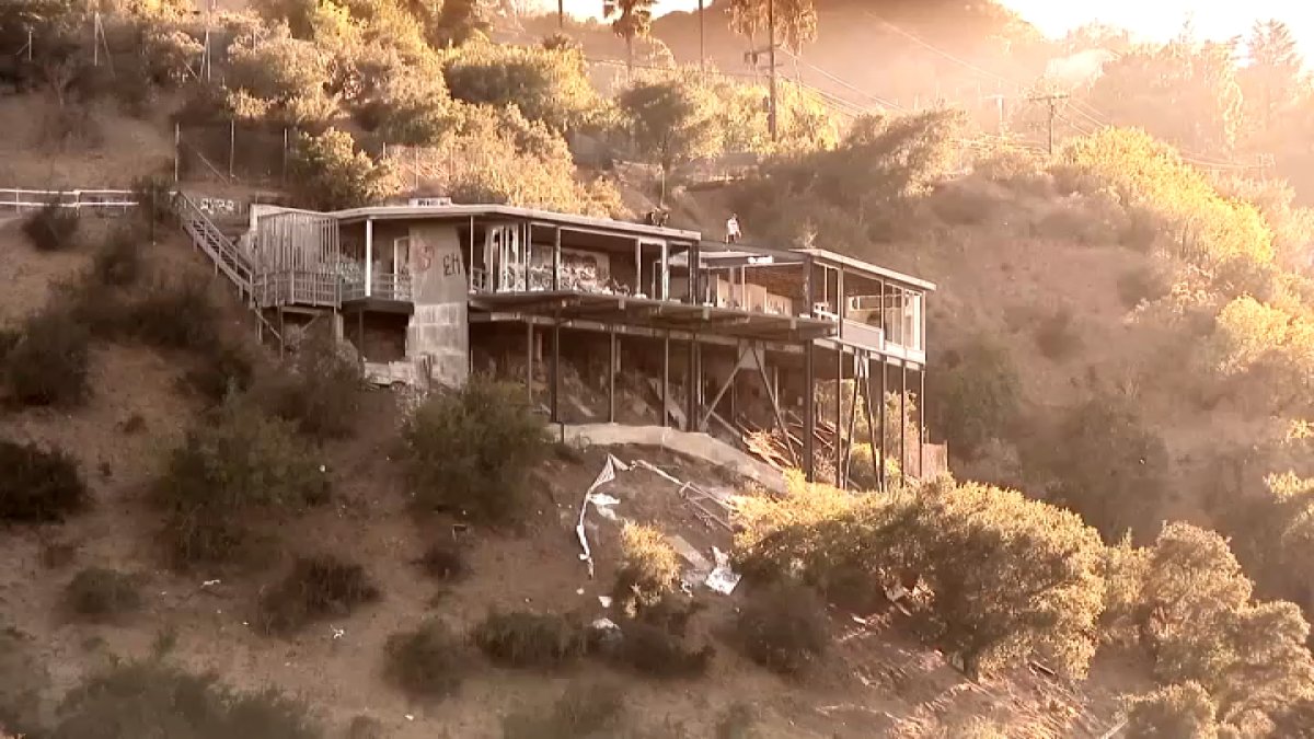 Abandoned home near Mulholland Drive draws trespassers – NBC Los Angeles