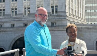 Aerbits founder Brian Johnson(left) and OaklandMayor Barbara Lee launch Aerbits in Oakland.